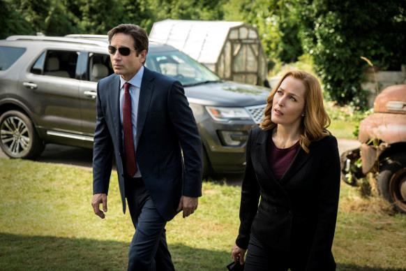 Fox Mulder e Dana Scully nella nuova mini-serie evento di X-Files David Duchovny e Gilian Anderson sul set della nuova mini-serie evento di X-Files