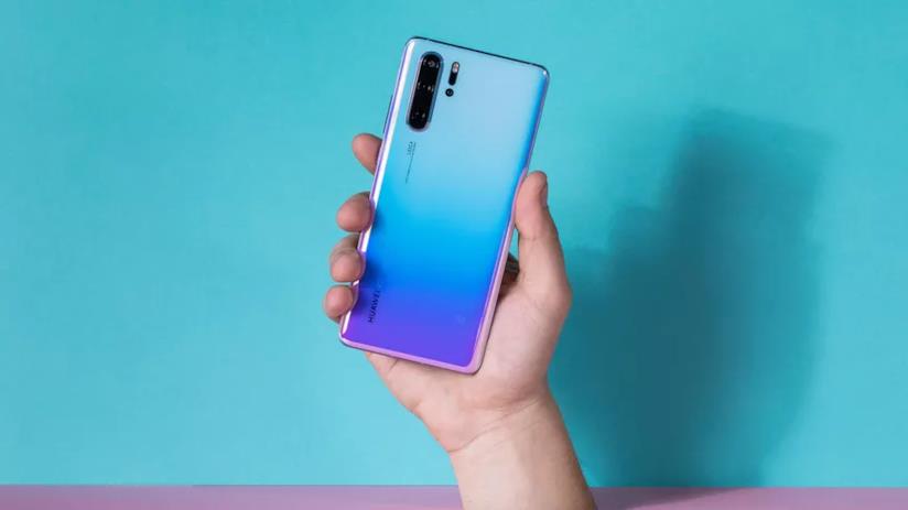 Annunci pubblicitari nelle schermate di blocco degli smartphone Huawei, cosa sta succedendo? Scocca posteriore di Huawei P30 Pro