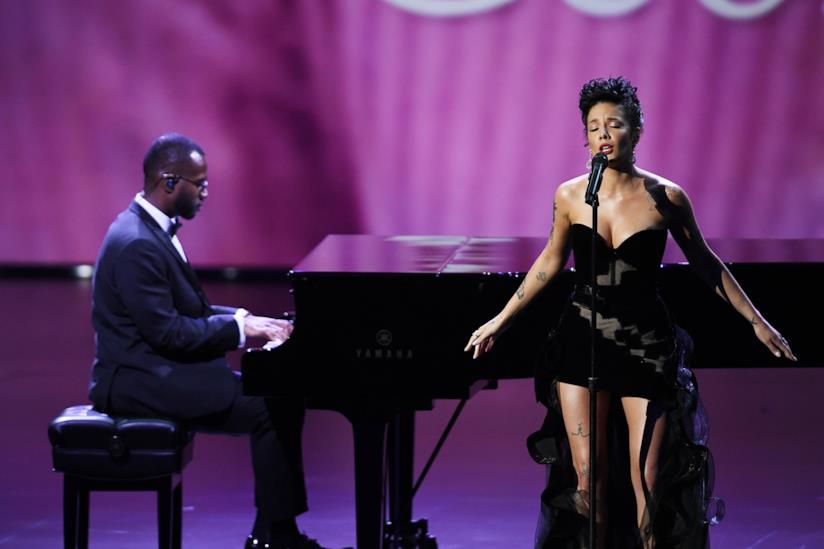 Emmy 2019: il segmento In Memoriam onora Luke Perry, Cameron Boyce e altre stelle scomparse Una foto della commovente esibizione di Halsey agli Emmy 2019