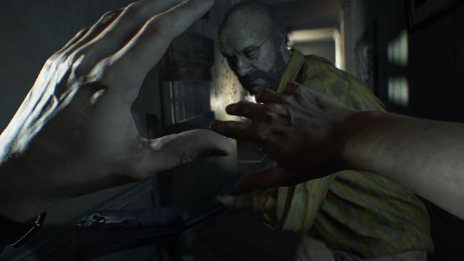 Resident Evil 7, le versioni PS4, Xbox One e PC a confronto Il signor Baker attacca Ethan in Resident Evil 7