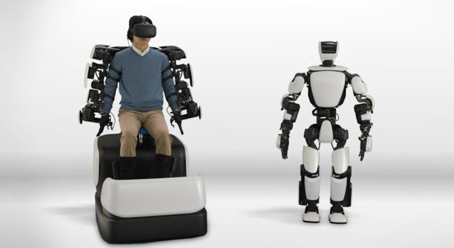 T-HR3 è un robot umanoide di Toyota e NTT DOCOMO che si controlla a distanza, tramite il 5G Immagine stampa del robot umanoide T-HR3