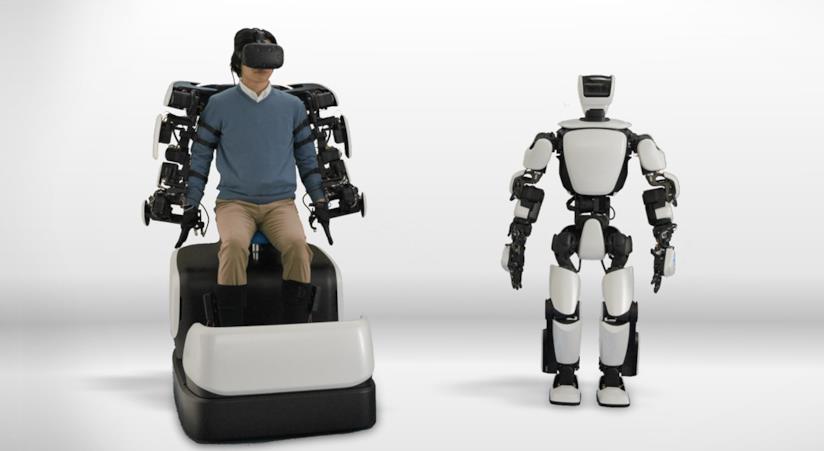 T-HR3 è un robot umanoide di Toyota e NTT DOCOMO che si controlla a distanza, tramite il 5G Immagine stampa del robot umanoide T-HR3