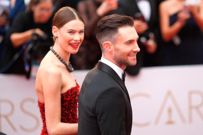 Adam Levine pubblica una foto del pancino di Behati Prinsloo Primo piano di Adam Levine e Behati Prinsloo