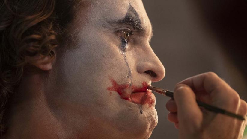 Joker: finto attentato terroristico a Parigi per derubare gli spettatori in sala Joaquin Phoenix in una scena del film Joker