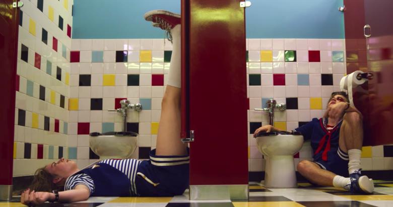 Stranger Things 3, Maya Hawke parla dell'omosessualità del suo personaggio Steve e Robin in una scena della terza stagione