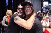 Incontri con i fan: le strane esperienze di Norman Reedus e Jeffrey Dean Morgan Norman Reedus e Jeffrey Dean Morgan posano scherzosamente per i fan