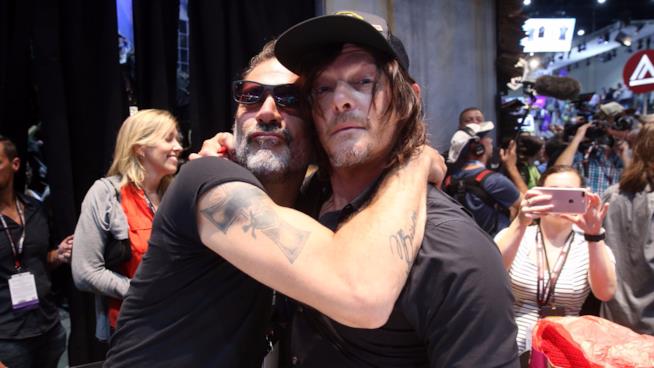 Incontri con i fan: le strane esperienze di Norman Reedus e Jeffrey Dean Morgan Norman Reedus e Jeffrey Dean Morgan posano scherzosamente per i fan
