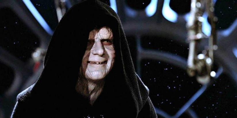 Il regista J. J. Abrams spiega la scelta di utilizzare Palpatine nel nuovo Star Wars: L'Ascesa di Skywalker L'Imperatore Palpatine di Star Wars mentre ride in una scena del film