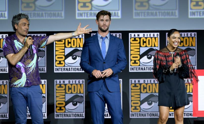 Tutte le novità su Thor: Love and Thunder Taika Waititi, Chris Hemsworth e Tessa Thompson sul palco del San Diego Comic-Con