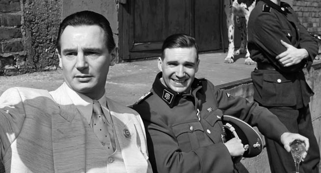 Schindler's List festeggia il suo 25esimo anniversario con un'uscita in Home Video per la prima volta in 4K Liam Neeson e Ralph Fiennes in una scena di Schindler's List