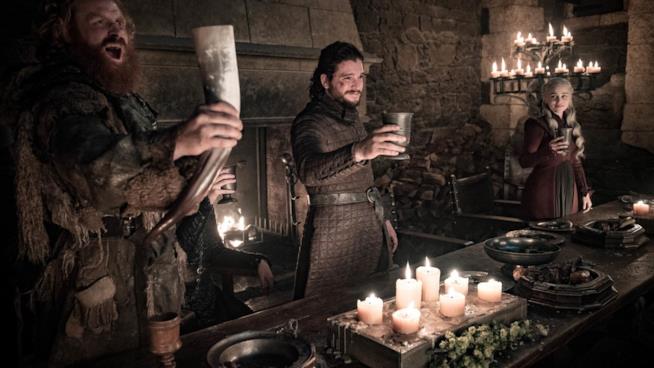 Game of Thrones 8, nel quarto episodio compare una tazza di Starbucks Jon, Dany e Tormund brindano