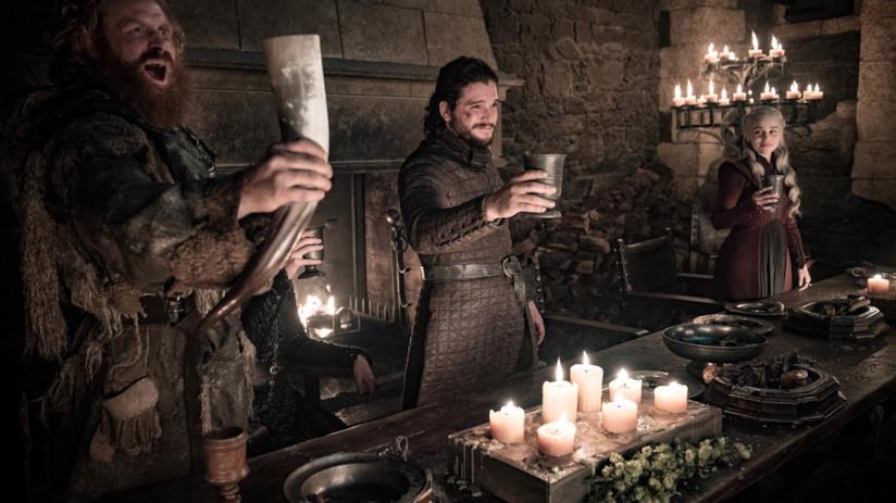 Game of Thrones 8, nel quarto episodio compare una tazza di Starbucks Jon, Dany e Tormund brindano