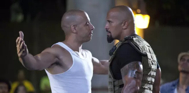 Fast & Furious 5, tutti gli attori del film e i ruoli da loro interpretati Vin Diesel e Dwayne Johnson in una scena di Fast & Furious 5