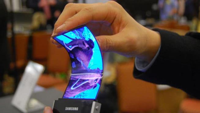 Samsung presenterà agli sviluppatori alcune caratteristiche del suo smartphone pieghevole Un display flessibile presentato da Samsung