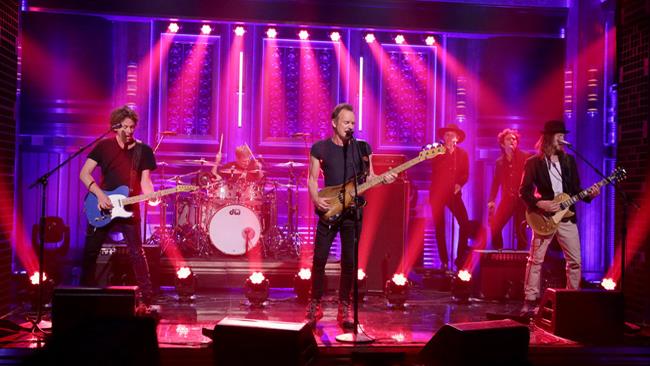 Sting sul palco di The Tonight Show Sting sul palco di The Tonight Show con Jimmy Fallon