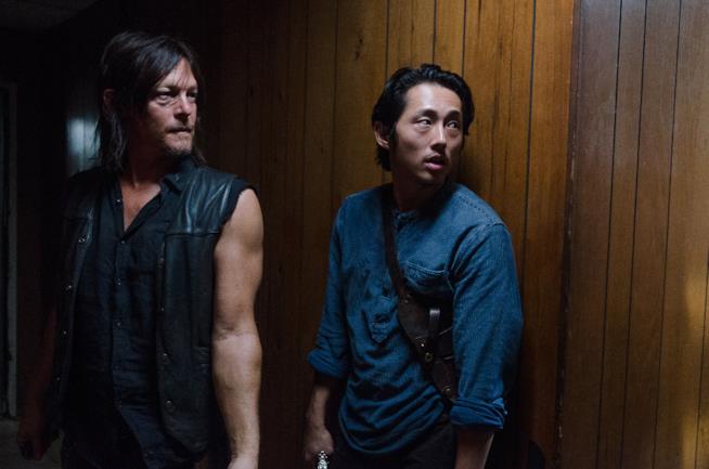 Norman Reedus e Stwven Yeun in uno scatto sul set di The Walking Dead The Walking Dead: Daryl e Glenn in uno scatto dal set di TWD