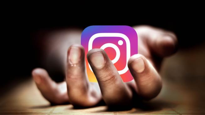 Instagram, al via i test per la funzione che consente di taggare amici nei video Logo di Instagram in una mano