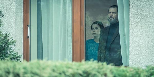 Un omicidio ossessiona il poliziotto Carrey nel thriller Dark Crimes Jim Carrey visto attraverso il vetro di una finestra in una scena di Dark Crimes