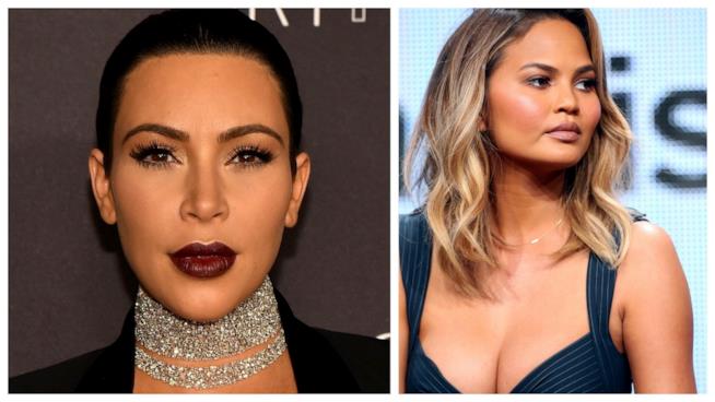 Kim Kardashian ha ricevuto uno strano biglietto da Chrissy Teigen Primo piano di Kim Kardashian e Chrissy Teigen