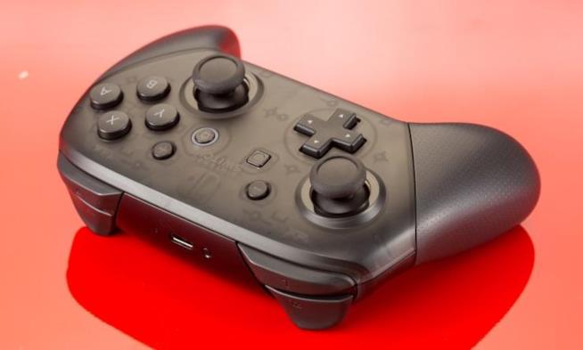 Il Pro Controller di Nintendo Switch nasconde un segreto per i videogiocatori Il Pro Controller di Nintendo Switch nel dettaglio