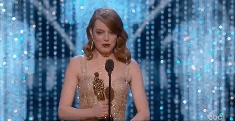 Emma Stone e la reazione di Adele alla sua vittoria agli Oscar Emma Stone ritira l'Oscar