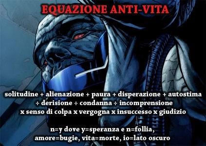 Darkseid riesce a soggiogare la mente di Superman con l'Equazione Anti-Vita, nella visione mai realizzata da Zack Snyder Primo piano di Darkseid dietro la formula dell'Equazione Anti-Vita