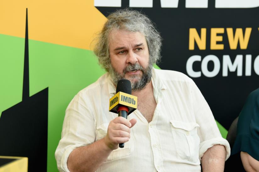 Peter Jackson ha dichiarato che ha rifiutato la regia di Aquaman per ben due volte Mezzobusto di Peter Jackson con microfono in mano
