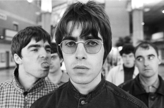 Gli Oasis tornano a suonare, al cinema il 7, 8 e 9 novembre Noel fa una linguaccia all'indirizzo del fratello Liam