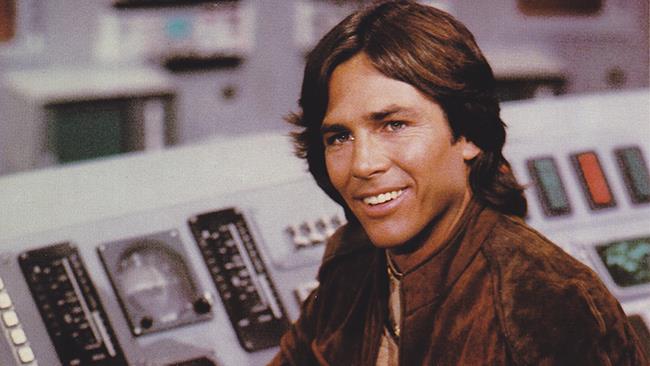 È morto Richard Hatch, il Capitano Apollo e poi Tom Zarek di Battlestar Galactica Richard Hatch nei panni del Capitano Apollo in un'immagine di scena