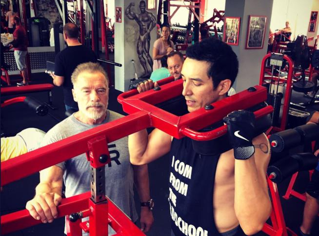 Il duro workout di Gabriel Luna e Schwarzenegger durante una pausa delle riprese di Terminator 6 Gabriel Luna e Schwarzenegger al lavoro in palestra
