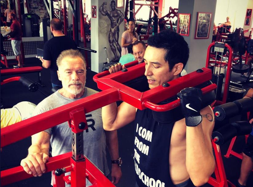 Il duro workout di Gabriel Luna e Schwarzenegger durante una pausa delle riprese di Terminator 6 Gabriel Luna e Schwarzenegger al lavoro in palestra