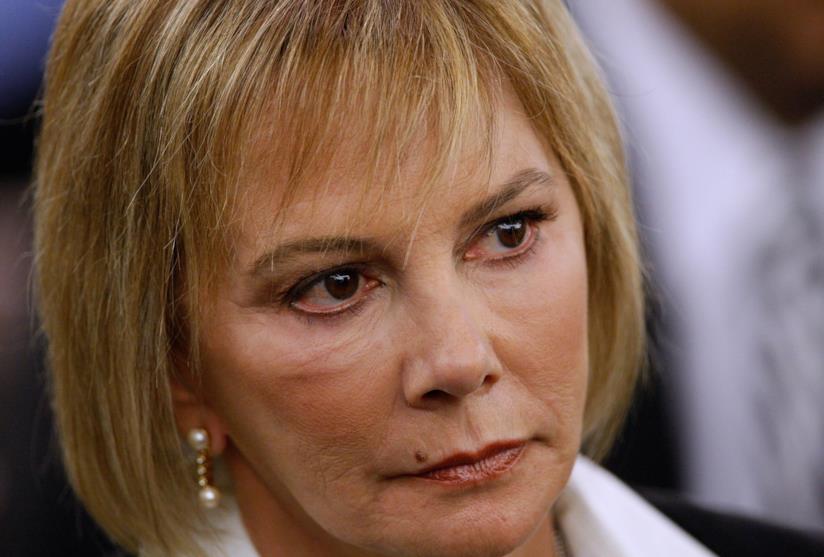 Marcia Clark a lavoro per una nuova serie thriller Marcia Clark con espressione determinata e capelli biondi