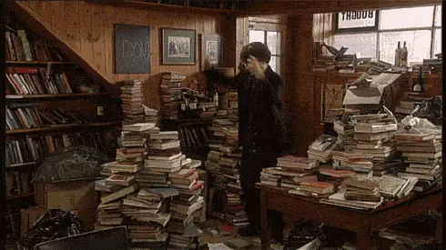 Sherlock danza tra i libri Sherlock balla tra pile di libri