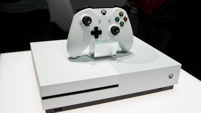 Xbox One S, ecco prezzo e data del modello slim della console Microsoft Xbox One S esposta allo showfloor dell'E3 2016