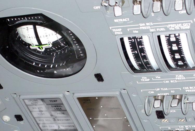 Apollo 11 aveva un computer di bordo meno potente degli odierni caricatori USB L'interfaccia DSKY dell'AGC sul pannello del modulo di comando Apollo