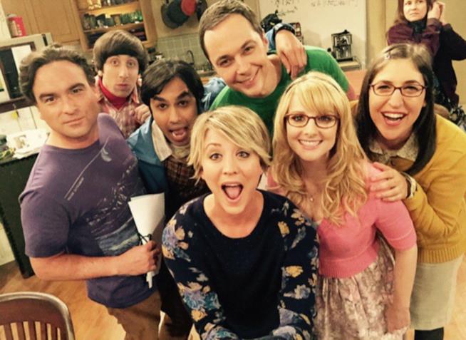 In Pasadena il 25 febbraio diventa il The Big Bang Theory Day Un'immagine del cast di The Big Bang Theory sorridente sul set