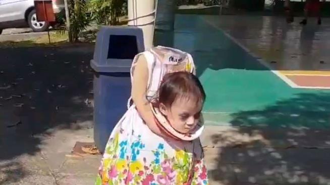 Su Internet stanno spopolando le immagini di Maya, la bambina con costume più spaventoso di sempre Maya indossa il suo costume per Halloween