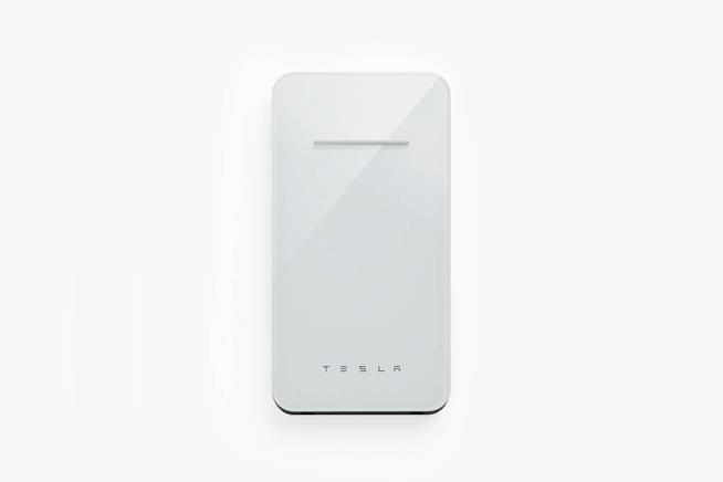 Il caricabatterie wireless di Tesla, non molto performante ma elegantissimo Il caricatore wireless di Tesla in versione bianca