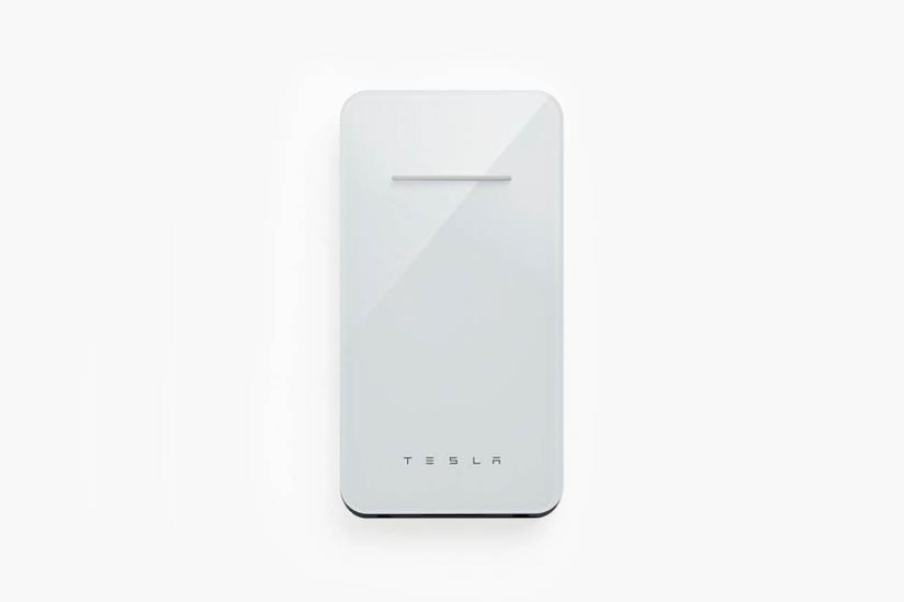 Il caricabatterie wireless di Tesla, non molto performante ma elegantissimo Il caricatore wireless di Tesla in versione bianca