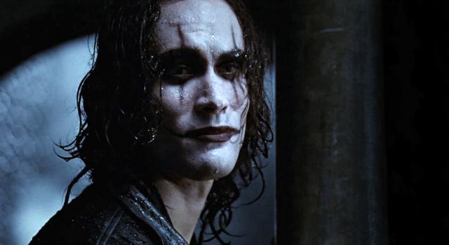 Il Corvo: le citazioni più iconiche tratte dal fumetto e dal film Brandon Lee in una scena de Il corvo - The Crow