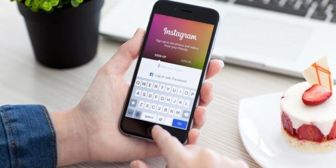 Instagram smentisce le voci di una funzione di ricondivisione in fase di testing Un utente di Instagram utilizza il social network