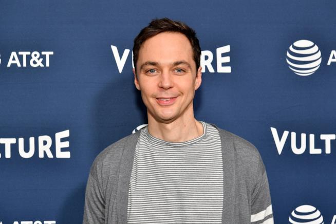 Jim Parsons nel film tragicomico Spoiler Alert: The Hero Dies Jim Parsons torna al cinema con il film Spoiler Alert: The Hero Dies