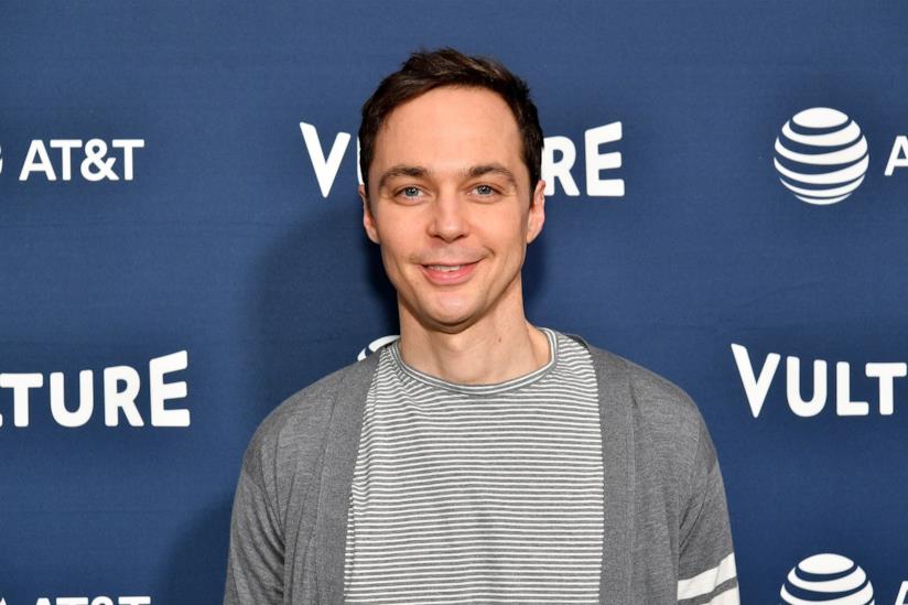 Jim Parsons nel film tragicomico Spoiler Alert: The Hero Dies Jim Parsons torna al cinema con il film Spoiler Alert: The Hero Dies