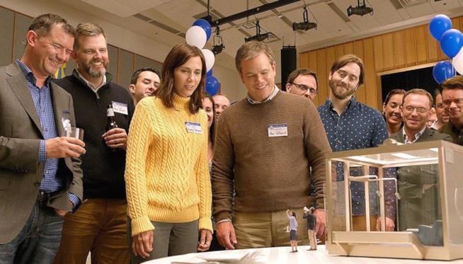 Matt Damon in versione mini apre Venezia 74: la recensione di Downsizing Matt Damon in una scena di Downsizing