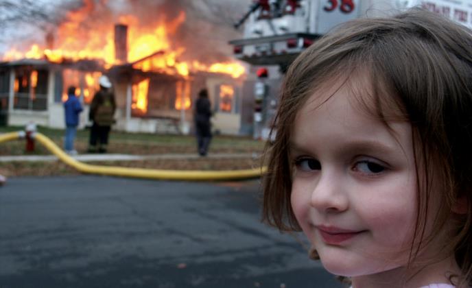 Firestarter: Remake per L'Incendiaria di Stephen King? Una bambina davanti a una casa in fiamme