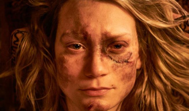 Mia Wasikowska nel ruolo di Judy nel nuovo film di Mirrah Foulkers L'attrice Mia Wasikowska in una immagine del film Judy and Punch