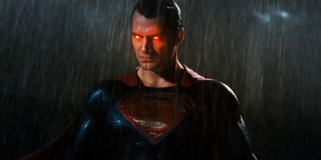 Batman v Superman, Henry Cavill si prepara allo scontro con Ben Affleck nei nuovi spot televisivi Henry Cavill in una scena di Batman v Superman