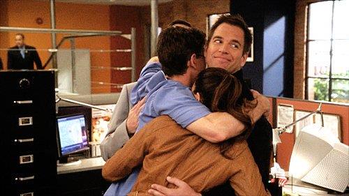 L'abbraccio del cast di NCIS Il cast di NCIS si abbraccia