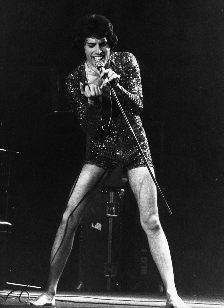 Freddie Mercury Freddie Mercury in tuta sul palco