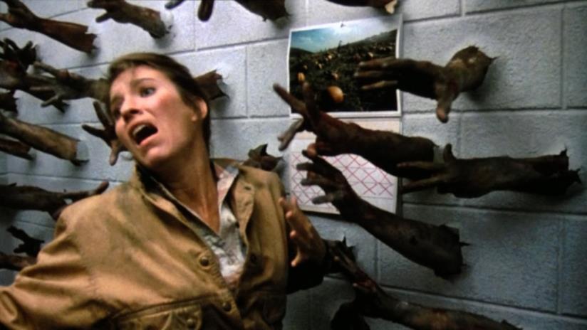Il film horror Day Of The Dead diventa una serie TV Una scena di Day Of The Dead, in cui degli zombi cercano di afferrare la protagonista